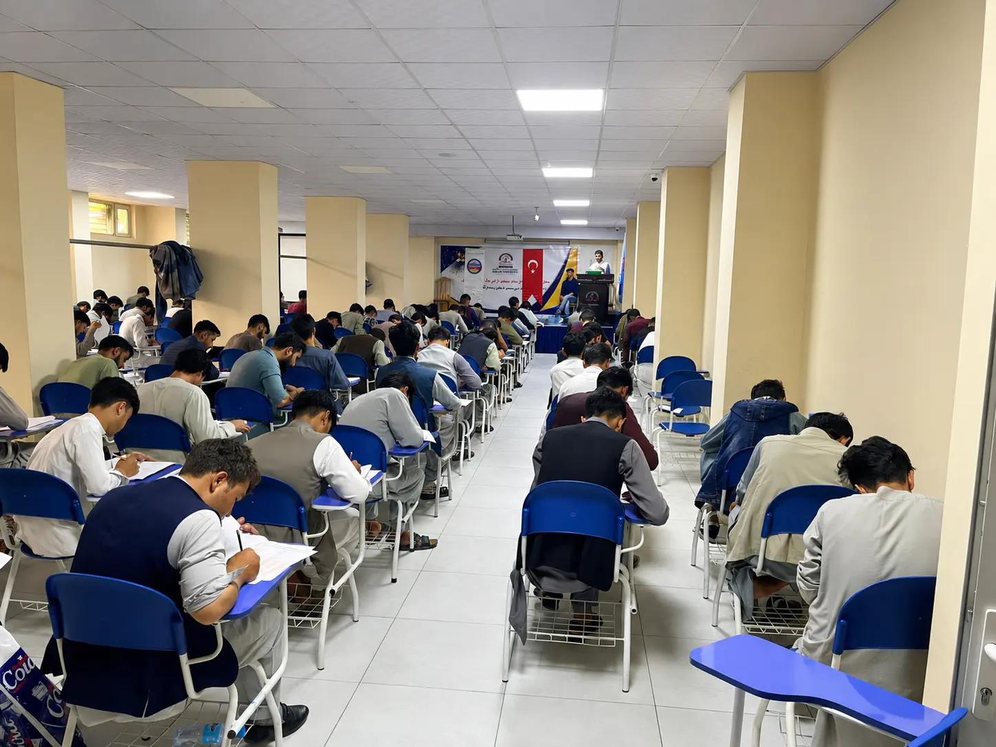 2022 Afganistan YÖS sınav organizasyonunda sınava katılan adaylar